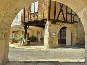 Lot Et Garonne Beauville Grande Maison au village avec colombage facade  petit jardin et..