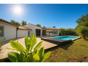 Maison contemporaine de plain pied à Pujols avec piscine