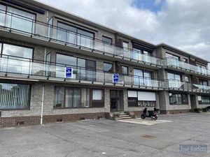 Recent gerenoveerd 2-slaapkamerappartement met privé gara...