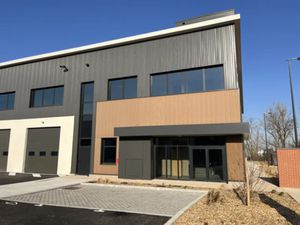 St Priest : local d'activité 650 m2 dt 200 m2 bur. -Local Neuf