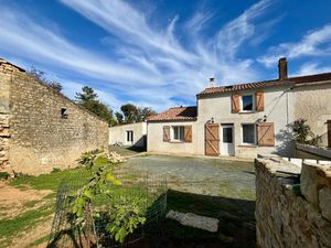 PEAULT (85) AU CALME A 5 MIN DE LUCON ADORABLE FERMETTE RENOVEE 3 CHAMBRES AVEC GRANGE ET 