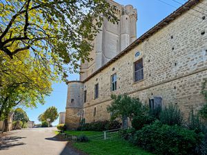 Dpt Gers (32)  à vendre BASSOUES  partie du château  190 m2 avec jardin 5000 m2 et piscine