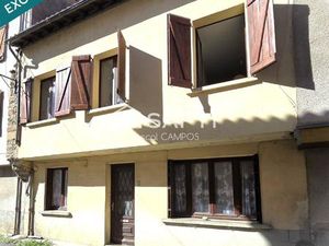 Maison de village avec jardin et garage.