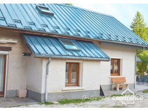 Maison rare cœur village 110m² carrez (137m² au sol) + terrasse de 60 m² + jardin clos - C