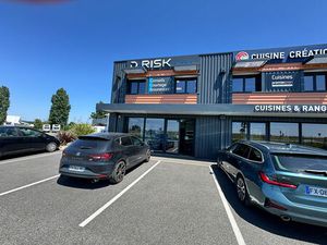 Location local commercial 4 pièces 120m2 Sauvagnon 64230 - 1300 € - Surface Privée