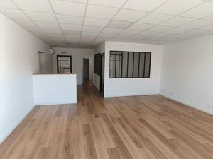 Beau local commercial de 64.31m² zone commerciale avec grand parking