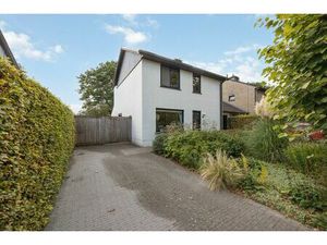 Volledig gemeubeld en instapklare woning met 3 slaapkamers en zeer leuke en zonnige tuin.