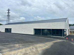 À LOUER ? Proche Landerneau Local professionnel divisible ? 700 m² au total