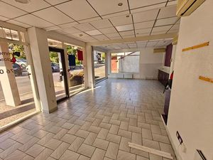 38 CROLLES - LOCATION LOCAL COMMERCIAL 58 4 m²   grande vitrine