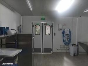 Boucherie charcuterie avec place de parking. Plusieurs commerces dans la zone artisanale. 