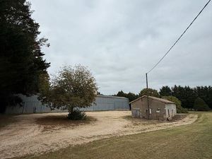 Hangar et dépendances immobilière sur grand terrain