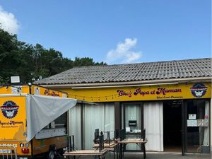 Local commercial avec terrasse et grand parking