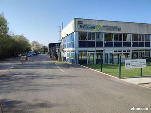 Entrepot de 300 M2 avec parking à usage artisanal