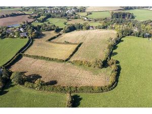 Domaine de 7 ha avec 2 maisons et dépendances diverses