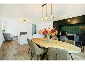 Prachtig en recent appartement met terras en autostaanplaats in het hart van Pulle