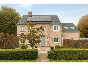 Ruime villa met tuin  bijgebouw en dubbele garage in Zoersel.