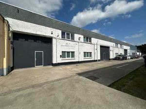 Entrepôt + bureaux de 425m²