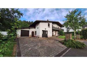 Maison solide 3ch (+2)  2 garages et jardin  à moderniser