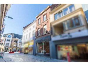 Maison de commerce SUPER bien placée avec arrière maison!