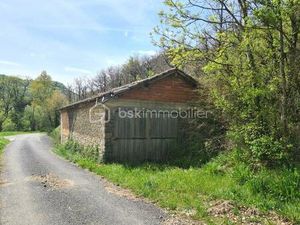 Grange de 50 m² et 1 5 hectares de terrain