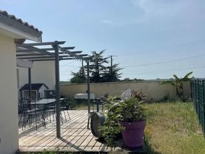 Location maison 5 pièces à Saint-estephe (33180)  1 400 €