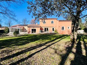 Villa entre Saint Didier Et Venasque de 250 m² sur 2609 m² de terrain avec piscine .