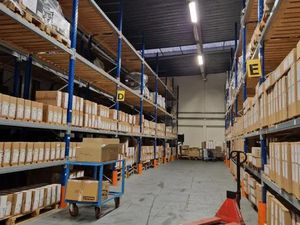 A vendre  bâtiment indépendant de 1900 m²  édifié sur un foncier de 3300 m²  situé à Saint