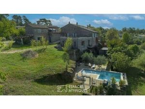 Mas de caractère rénové avec ses gîtes  sa piscine et son atelier d'artiste