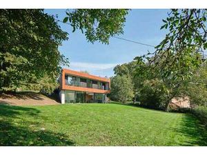 Maison unique en béton et acier Cor-Ten verdoyante