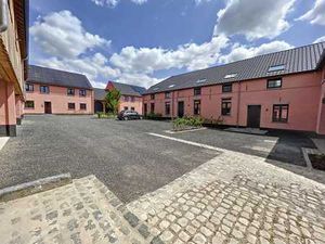 Bureau neuf de +-250m² avec garage pour 2 voitures