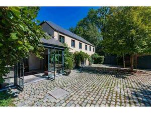 Propriété familiale avec piscine  étang et boxes à chevaux