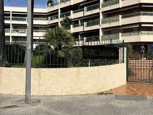 Location meublée appartement 1 pièce 21 m² à Vallauris (06220)  880 €