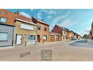 Woning met 3 garages  zonnepanelen  ruime tuin & aparte toegang – 830 m² perceel in Lauwe