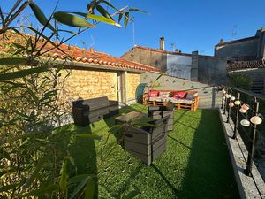 Location maison 5 pièces 126m2 Jonzac 17500 - 1000 € - Surface Privée