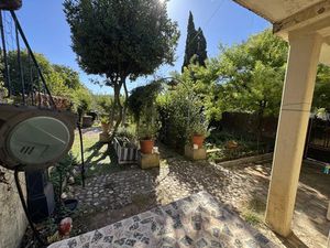 SAINTE-ANASTASIE  Maison de village avec jardin et grand garage