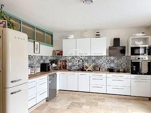 Maison rénovée avec vue  grand terrain et dépendances aménag