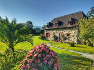 Charmante demeure en pierre avec vaste sous-sol et jardin paysager