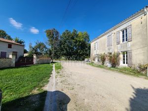 Maison en pierre à rénover – Aumagne (110 m²) avec grand garage de 77 m²