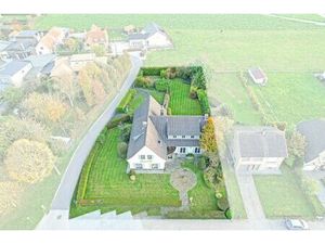 Uitzonderlijk ruime woning op 1640 m² met veel potentieel.