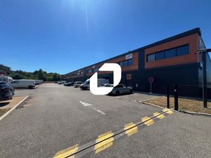 A VENDRE  Bâtiment récent  proche A43