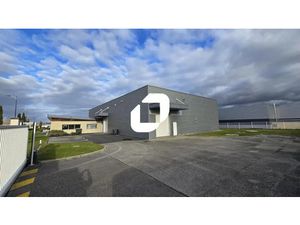 A LOUER  BATIMENT RECENT SUR TERRAIN INDENPANT