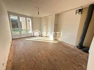 Ensemble immobilier : vaste maison à rénover en appartements avec T2 attenant