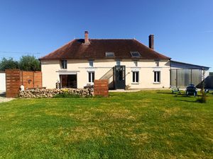 DAVREY (10122) - MAISON ANCIENNE AVEC BATIMENTS ANNEXES -