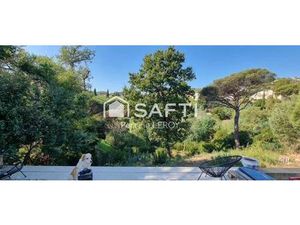 Villa provençale individuelle aux Issambres dans une résidence sécurisée avec piscine.