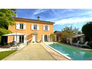 VARCES Maison bourgeoise 160 m² habitables sur terrain paysager de 832 m² avec piscine et 