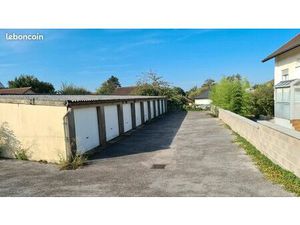 Garage 15m2 5x3 sol béton mur parpaing accès bitumé