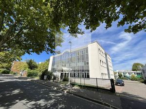 Location bureau 118 m² à Bron (69500)