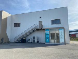 ST PRIEST SUR ROUTE DE GRENOBLE : ENTREPOT COMMERCIAL 400 M2 DONT 100 M2 BUREAUX