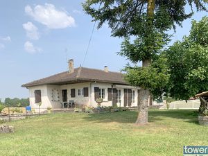 VAL DE COGNAC - 16370 - Maison 7 piéces de 146 m² avec un sous sol de 120 m² édifiée sur 8