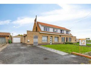 Te renoveren halfopen bebouwing met ruime garage en tuin op 712 m²